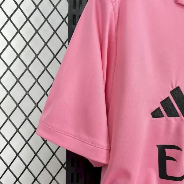 Real Madrid 2025-26 Special Edition Jersey Fan Version 7 - Image 3
