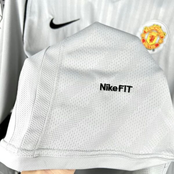 Manchester United 2007-08 Grey Goalkeeper Long Sleeves Retro Jersey - Image 3