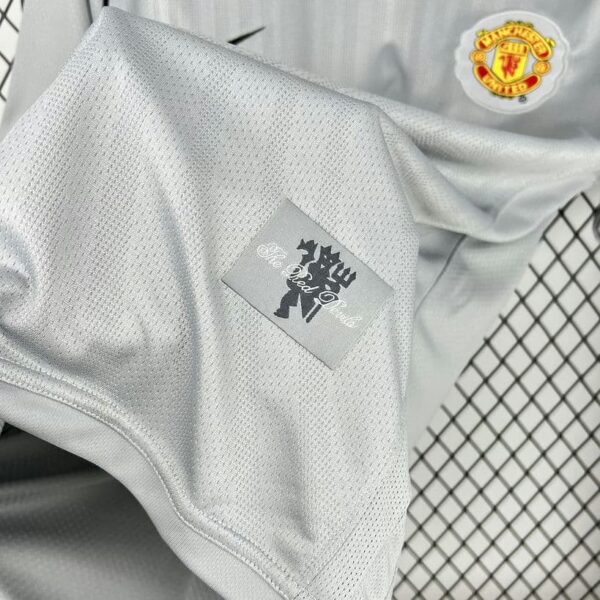 Manchester United 2007-08 Grey Goalkeeper Retro Jersey - Image 5