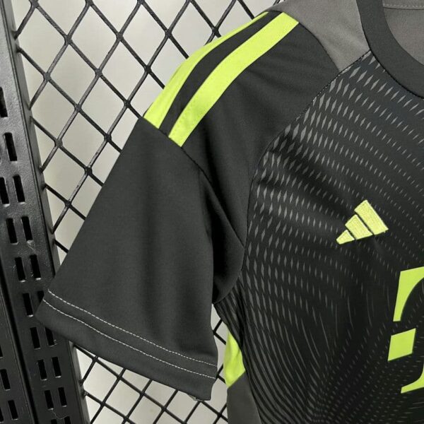 Bayern Munich 2025-26 Black Goalkeeper Kids Kit - Image 7